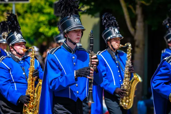 Portland, Oregon, ABD - 10 Haziran 2023: Hillsboro Lisesi yürüyüş bandosu Portland Gül Festivali 2023.