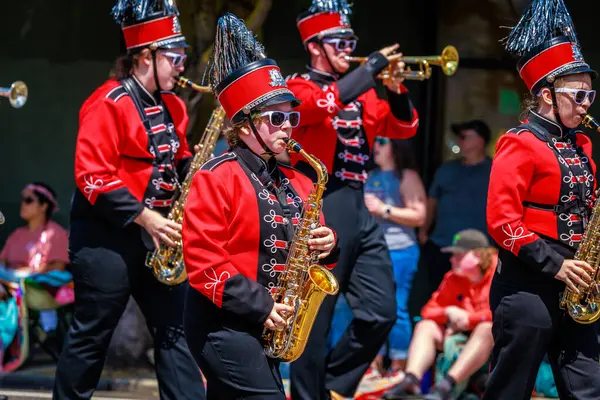 Portland, Oregon, ABD - 10 Haziran 2023 Portland Gül Festivali sırasında Oregon City Lisesi yürüyüş bandosu.