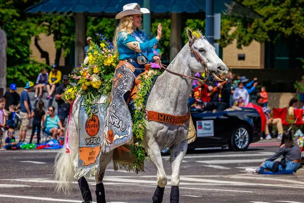 Portland, Oregon, ABD - 10 Haziran 2023 Portland Gül Festivali sırasında Grand Floral Parade 'de.