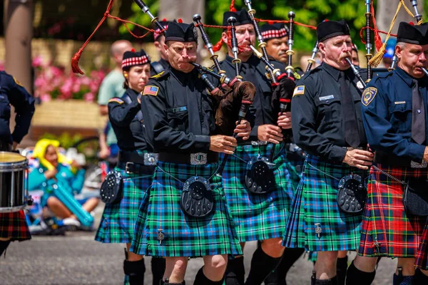 Portland, Oregon, ABD - 10 Haziran 2023 Portland Polis Teşkilatı Highland Boru Grubu, Portland Gül Festivali 2023.