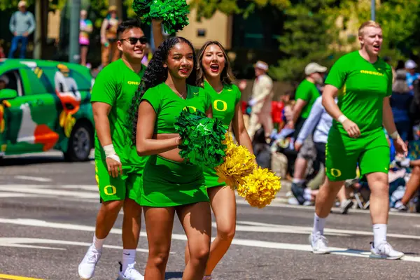 Portland, Oregon, ABD - 10 Haziran 2023: Oregon Üniversitesi Büyük Çiçek Geçidi Amigoları, Portland Gül Festivali 2023.