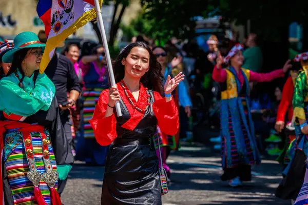 Portland, Oregon, ABD - 10 Haziran 2023: Kuzeybatı Tibet Kültür Birliği, Portland Gül Festivali 2023.