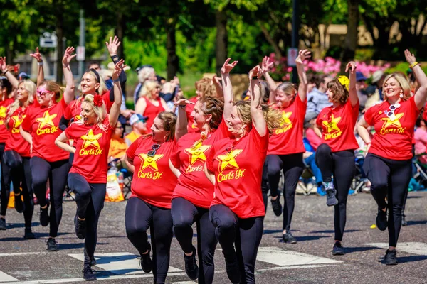 Portland, Oregon, ABD - 10 Haziran 2023: Portland Gül Festivali sırasında Grand Floral Parade 'de Bir kez daha yürüyüş bandosu.