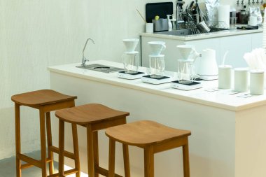 Beyaz süslemeli kahve kafesi ve fırının iç tasarımı ve dekorasyonu 