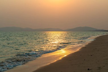 Manzara seyahati yaz rüzgarı sakin bir tatil sakin büyük bir gün batımı turuncu altın doğa güzel bir akşam