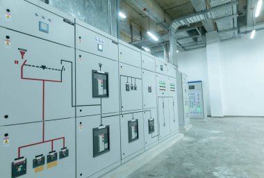 Elektrik santralinin alt istasyonunda sanayi elektrik düğmesi paneli.