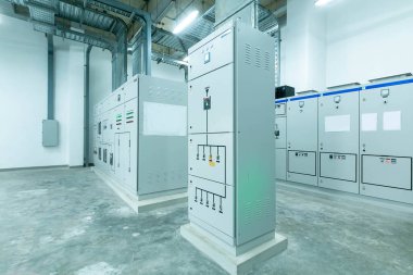 Elektrik santralinin alt istasyonunda sanayi elektrik düğmesi paneli.