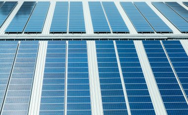 Çatıya alternatif enerji fotovoltaik güneş panelleri kuruluyor