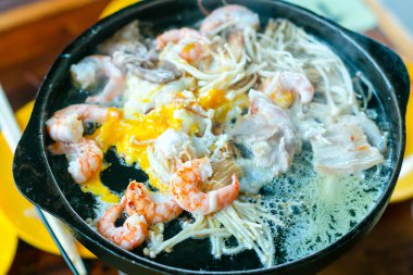 Sıcak siyah tavada karides, yağlı ve tereyağlı sıcak fırında kızartılmış bbq. Bir restoranda tatil yemeği..