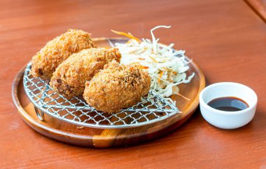 Patates kroketleri. Patates püresi, ekmek ve kızarmış patates.