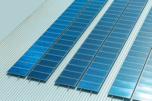 Установка Альтернативной Энергии Фотоэлектрических Солнечных Панелей Крыше — стоковое фото