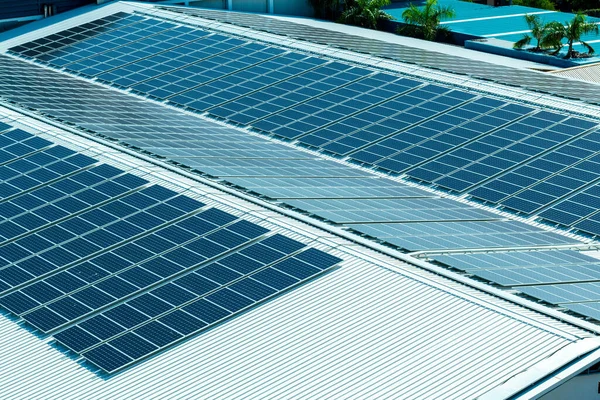 屋根に代替エネルギー太陽光発電パネルを設置し — ストック写真