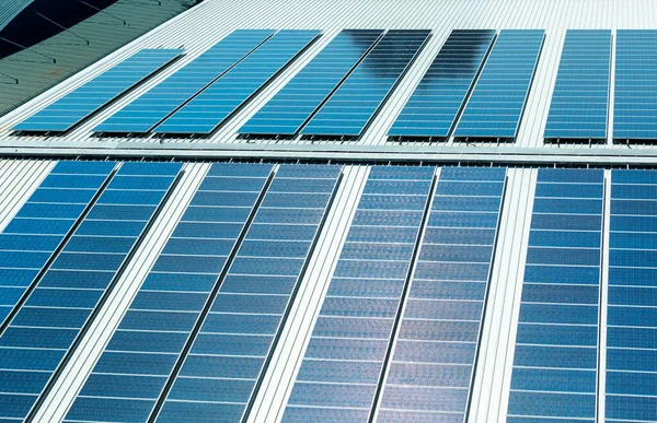 Instalace Alternativních Energetických Fotovoltaických Solárních Panelů Střechu Royalty Free Stock Fotografie