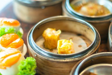 Çin dim sum bir bambu vapur kutusunda