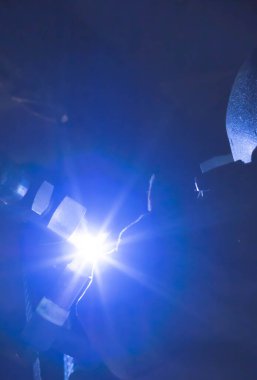 Kaynak endüstrisi fabrika kaynak işleminde TIG ile gaz argon. Gaz, ışık kıvılcımı. 