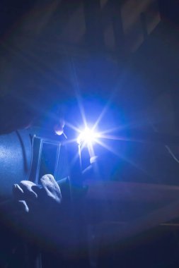 Kaynak endüstrisi fabrika kaynak işleminde TIG ile gaz argon. Gaz, ışık kıvılcımı. 