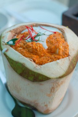 Genç hindistan cevizli kırmızı körili deniz ürünleri.