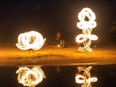 Yangın dansçılar Swing ateşle hokkabazlık beach dans adam dans gösteri yangın gösteri yangın 
