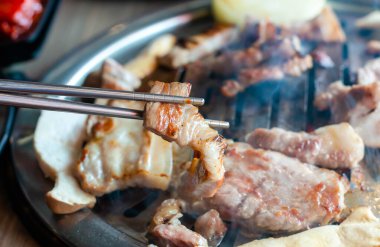 Geleneksel Kore barbekü yemeği.