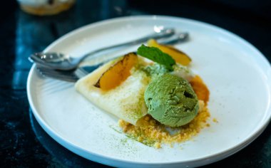 Yeşil çay matcha dondurma kaşık beyaz kase