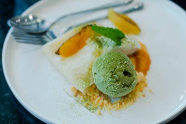 Yeşil çay matcha dondurma kaşık beyaz kase