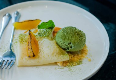 Yeşil çay matcha dondurma kaşık beyaz kase