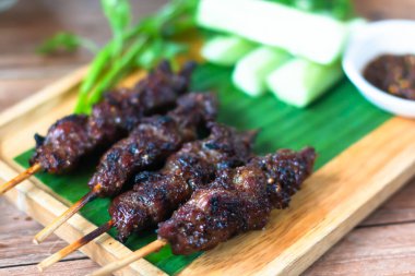 Tabakta soslu ızgara biftek şişleri.