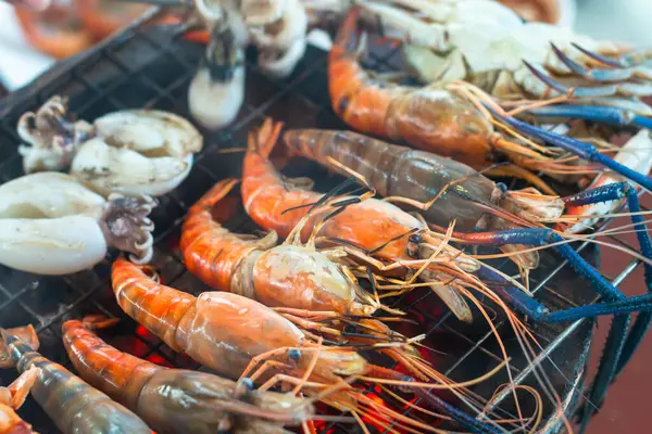 虾被烤在烤架上或炉子上 在家里烹调烤海鲜 炉子上的大虾 — 图库照片