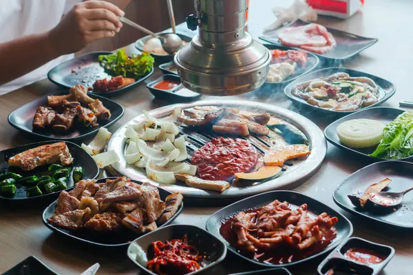 Корейский Ресторан Стиле Барбекю Азиатские Традиционные Огурцы Овощные Ингредиенты Столе — стоковое фото