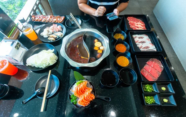 Top Kilátás Sukiyaki Shabu Shabu Főtt Pot Nyers Hús Marha — Stock Fotó