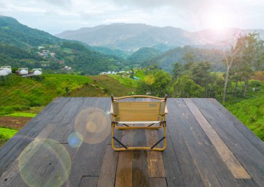 Kamp Sandalyeleri Dağın Tepesinde Duruyor. Günbatımını izlemek için mükemmel bir yer.