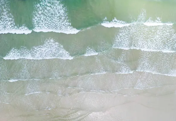 Beach Aerial Drone Top View Ocean Waves Reaching Shore — Stock Photo, Image
