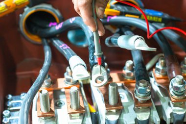Güç indüksiyon motor pompasının kapak kutusundaki motor terminaline bağlı elektrik kabloları. Motor Terminal Kutusu .