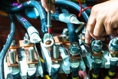 Güç indüksiyon motor pompasının kapak kutusundaki motor terminaline bağlı elektrik kabloları. Motor Terminal Kutusu .