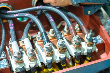 Güç indüksiyon motor pompasının kapak kutusundaki motor terminaline bağlı elektrik kabloları. Motor Terminal Kutusu .