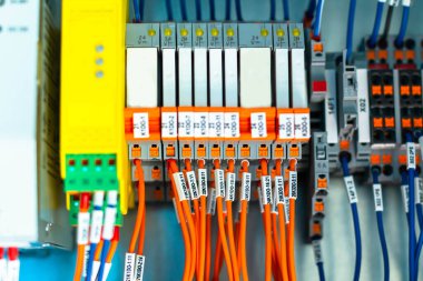 devre kesiciler, sigortalar, raylar, alçak gerilim ölçerler, akım transformatörleri, röleler ve diğer elektrik ekipmanları ile yeni Denetim Masası.