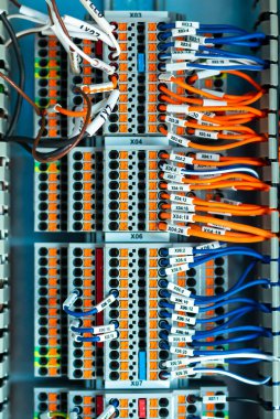 devre kesiciler, sigortalar, raylar, alçak gerilim ölçerler, akım transformatörleri, röleler ve diğer elektrik ekipmanları ile yeni Denetim Masası.