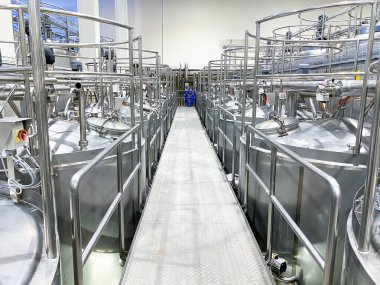 Büyük yuvarlak kapaklı paslanmaz çelik tanklar, modern içecek üretimi. Gıda endüstrisi.