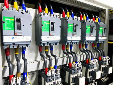 Devre kesicili elektrik santrali. Elektrik arkaplanı