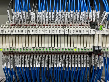 Bağlanan kabloları kontrol paneline bağlamak için elektrik terminalleri.