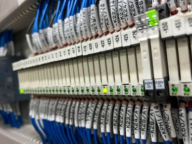 Bağlanan kabloları kontrol paneline bağlamak için elektrik terminalleri.