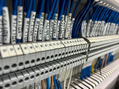 Bağlanan kabloları kontrol paneline bağlamak için elektrik terminalleri.