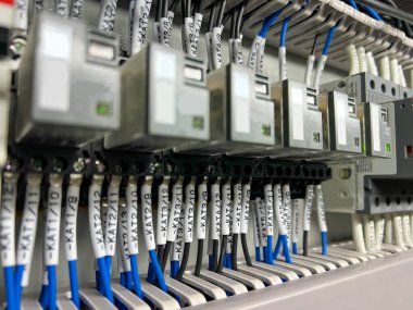 Bağlanan kabloları kontrol paneline bağlamak için elektrik terminalleri.