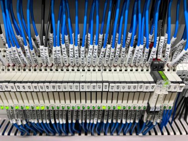 Bağlanan kabloları kontrol paneline bağlamak için elektrik terminalleri.