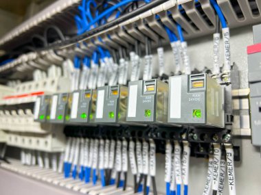 Bağlanan kabloları kontrol paneline bağlamak için elektrik terminalleri.