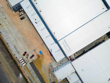 Varsayılan yol inşaatı. İnşaat alanında buldozer, çok şeritli bir yolun toprak temelini hazırlıyor. Yüksek görünüm