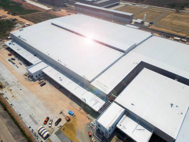 Ticari inşaattaki metal çatının mimari ayrıntıları varsayılan yüksek açı görünümü