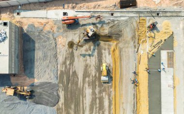 Varsayılan yol inşaatı. İnşaat alanında buldozer, çok şeritli bir yolun toprak temelini hazırlıyor. Yüksek görünüm