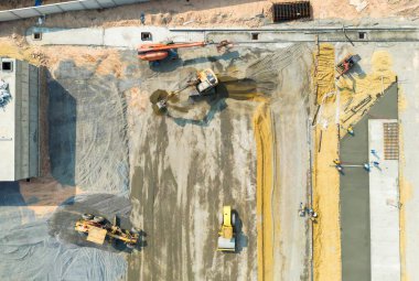 Varsayılan yol inşaatı. İnşaat alanında buldozer, çok şeritli bir yolun toprak temelini hazırlıyor. Yüksek görünüm
