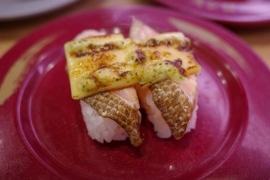 Somon, yılan balığı, ton balığı, avokado, kraliyet karidesi, Philadelphia krem peyniri, havyar tobika, chuka. Suşi menüsü. Japon yemeği..